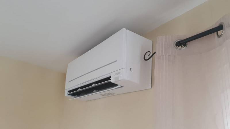 Pose d'une climatisation monosplit sans goulotte intérieure lors d'une rénovation à Toulouse