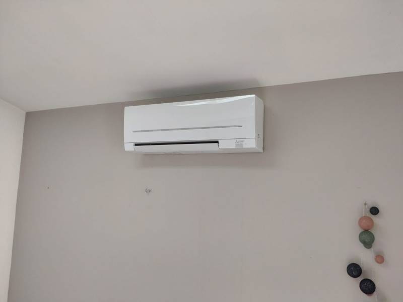 Installation d'une climatisation réversible Mitsubishi pour une maison à Toulouse