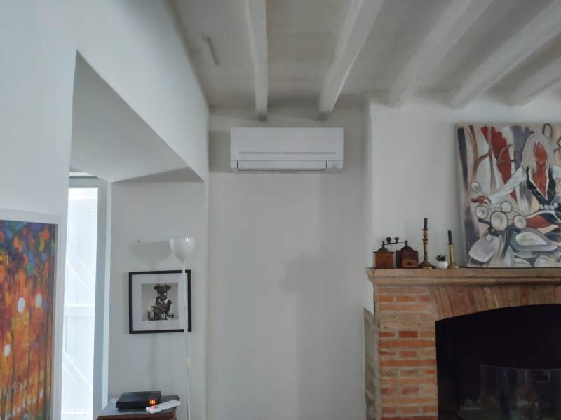 Installation d'une climatisation réversible Mitsubishi pour une maison à Toulouse
