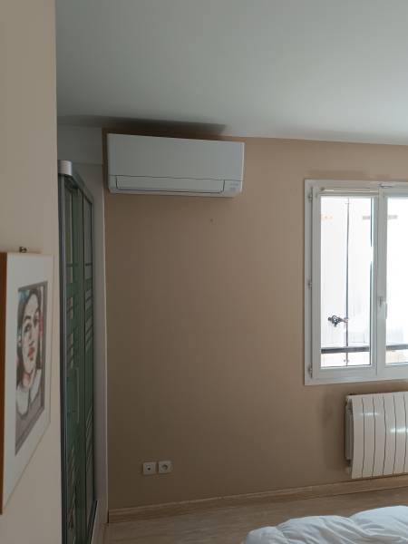 Pose d'une climatisation réversible Mitsubishi Electric dans les trois chambres d'une maison, sans goulottes intérieures, à Saint Pierre de Lages, proche Toulouse